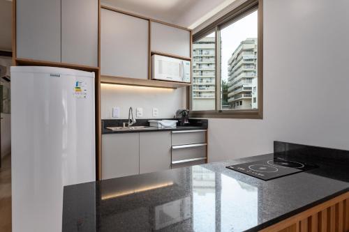 里约热内卢Lobie Botafogo Privilege的厨房配有白色橱柜和冰箱。