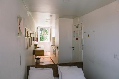 里斯本Casa da Maria Alfama的小房间设有床和厨房