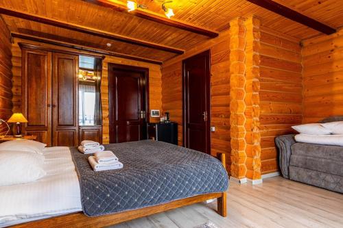布克维Villa Elena SPA & Resort的一间卧室配有一张床和一个沙发