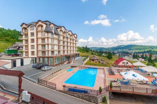 布克维Villa Elena SPA & Resort的大楼前设有游泳池的酒店