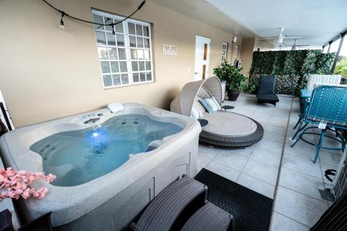 庞塞Luxury Retreat with Private Jacuzzi and Mountain Views FREE Parking的天井中央的热水浴池