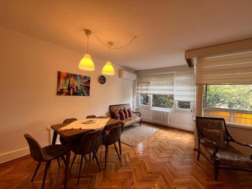 伊斯坦布尔Green Garden View Apartment Near Zorlu Center的客厅配有桌椅和沙发