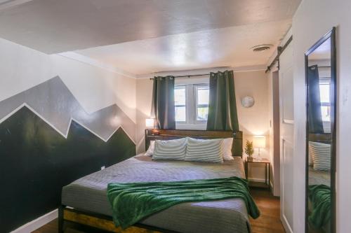 利德Charming Mountain Getaway Central Location!的一间卧室配有一张带绿毯的床