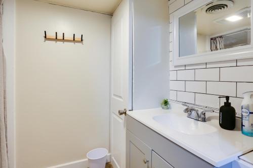 利德Charming Mountain Getaway Central Location!的白色的浴室设有水槽和镜子