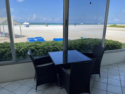西耶斯塔岛Island House Beach Resort 1S的一张桌子和椅子,享有海滩美景