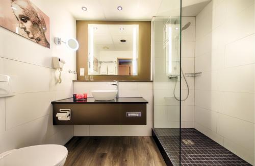 曼海姆曼海姆市中心莱昂纳多酒店的一间带水槽和淋浴的浴室