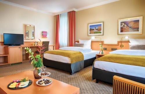 曼海姆曼海姆市中心莱昂纳多酒店的酒店客房设有两张床和电视。