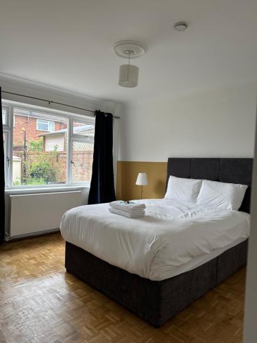KentDartford Stay的一间卧室设有一张大床和一个窗户。