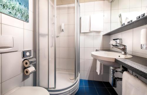 苏黎世苏黎世雷奥纳多精品酒店的带淋浴、卫生间和盥洗盆的浴室