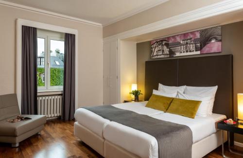 曼海姆莱昂纳多皇家曼海姆酒店的一间设有大床和窗户的酒店客房