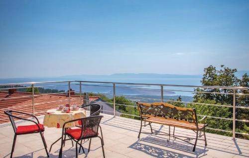 HreljinApartment Jasna with breathtaking sea view, terrace and free parking的阳台的天井配有桌椅