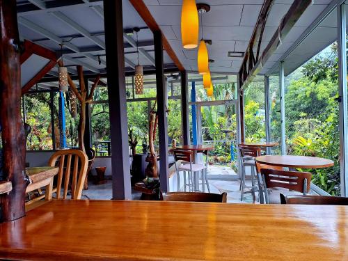 RivasTalamanca Nature Reserve的餐厅设有桌椅和窗户。