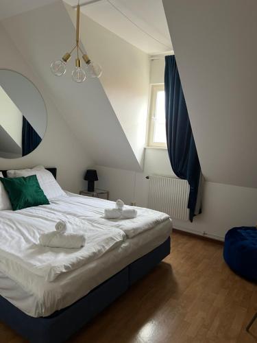 卡尔斯港Hotell City Karlshamn的一间卧室配有一张床,上面有两条毛巾
