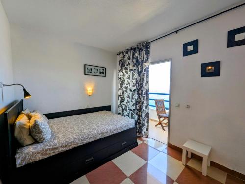 帕莱索海滩Studio Playa Paraiso Tenerife - ocean view and internet wifi optical fiber - for rent的一间卧室配有一张床,享有海景