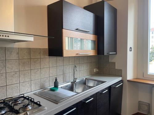 米兰Umbria 60 Apartment的厨房配有水槽和炉灶