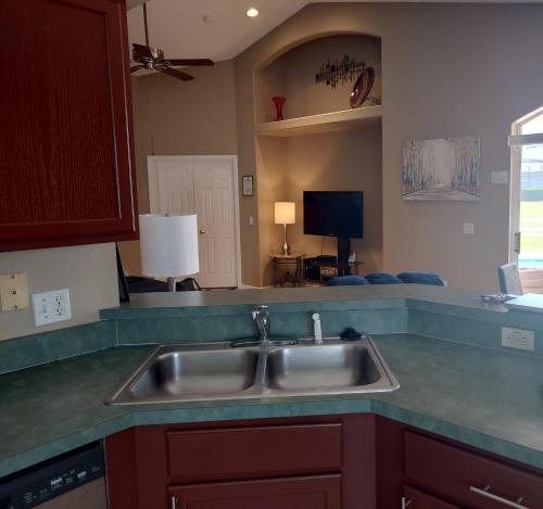 基西米Florida Villa的厨房配有水槽和台面