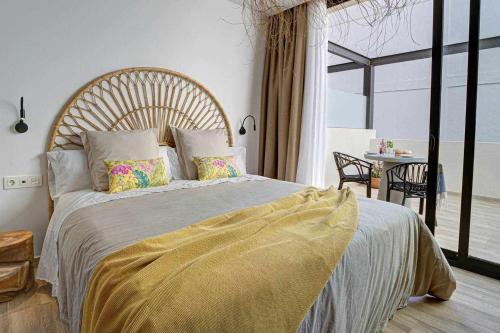科拉雷侯Jable suites apartamentos de lujo en el centro的一间卧室配有一张带黄色毯子的大床