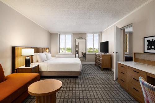 路易斯威尔Crowne Plaza Louisville Airport Expo Ctr, an IHG Hotel的酒店客房,配有床和电视