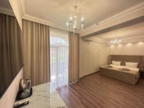 埃里温Armenia Hotel的一间卧室设有一张床和一个大窗户