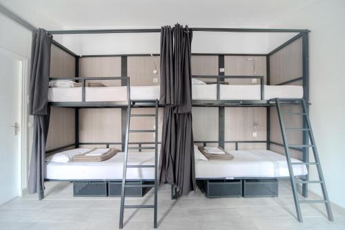 巴黎City Inn Paris的宿舍内一间设有三张双层床的客房