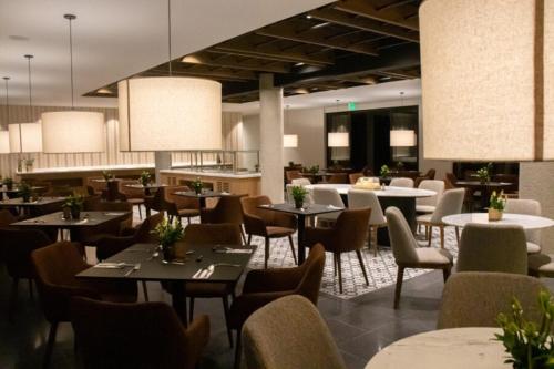 马尼萨莱斯伐楼拿酒店及会议中心的一间带桌椅和灯光的餐厅