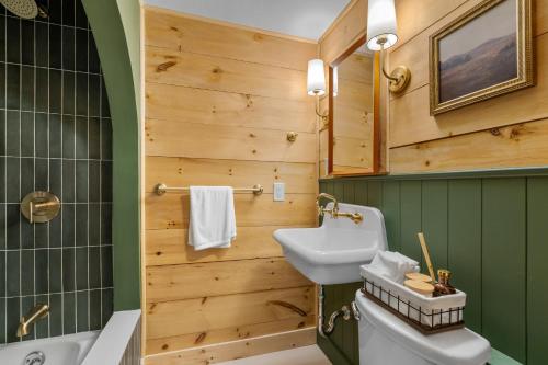 林肯Pemi Cabins的浴室配有白色卫生间和盥洗盆。