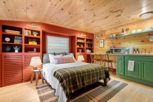 林肯Pemi Cabins的一间卧室配有一张床和一间厨房