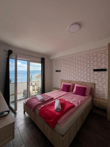 斯特鲁加Vila Vista Magica Radozda的一间卧室设有一张大床,享有海景