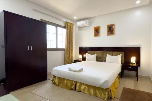 达喀尔Oasis, Seaside的卧室设有一张白色大床和一扇窗户。