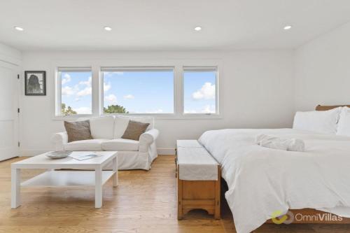 布里斯班Stunning Views by the Bay 2BR的白色卧室配有床和沙发