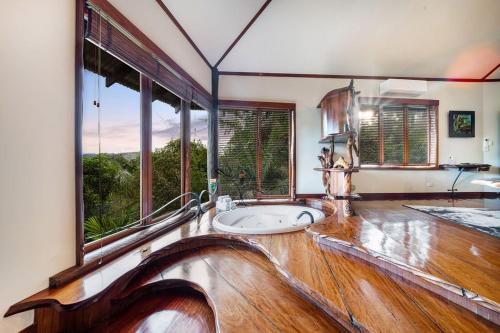 蒙特维尔湖滨风光酒店的一间带浴缸的浴室,位于带窗户的客房内