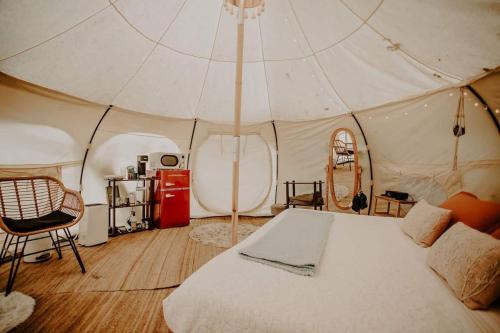 科斯比Mimosa Hill Wanderlust Woods的帐篷内一间卧室,配有一张床