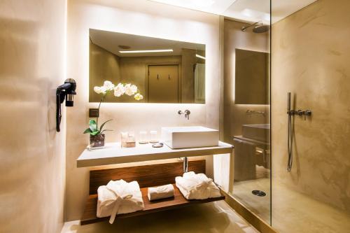 波尔图市中心大教堂恩里克酒店的一间带水槽和镜子的浴室