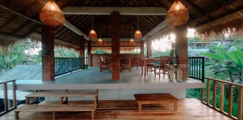 特特巴图Novia Guest House Lombok-Tetebatu的一个带桌椅的用餐区