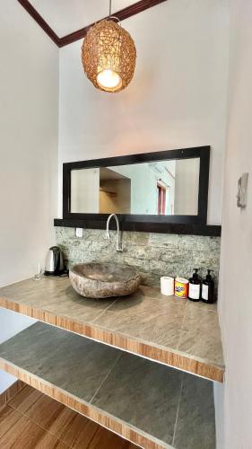 希德门Papahan Bali的一间带石制水槽和镜子的浴室