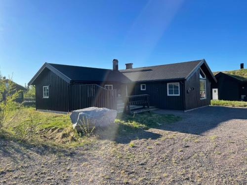 特吕西尔Beautiful cabin close to activities in Trysil, Trysilfjellet, with Sauna, 4 Bedrooms, 2 bathrooms and Wifi的前面有栅栏的黑色房子