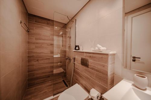 阿布扎比2 Bed In Raha Lofts Hosted By Voyage的带淋浴、卫生间和盥洗盆的浴室