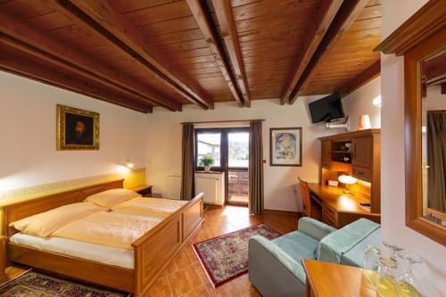 罗斯诺夫·波德·拉德霍斯滕依格考酒店的一间卧室设有一张床和一间客厅。