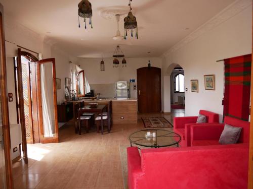 卢克索Villa Quiet Place的客厅配有红色的沙发和桌子