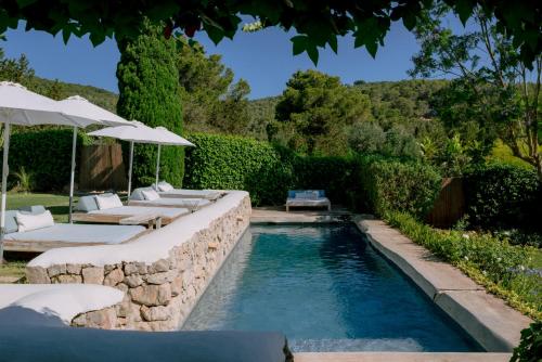圣洛伦索巴拉菲Can Quince de Balafia - Turismo de Interior的后院的游泳池配有椅子和遮阳伞