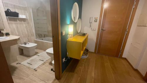 伊维萨镇Central Suites Botafoch的一间带水槽和卫生间的浴室