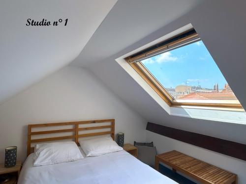 里尔里尔一室公寓 - 安特卫普街 的一间卧室设有一张床和一个窗口