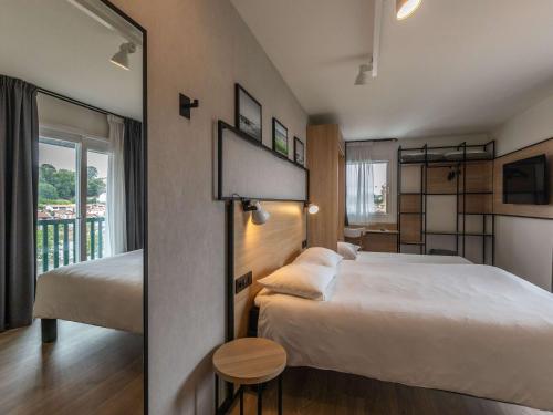 西布勒圣让德吕兹锡布尔宜必思酒店的酒店客房设有两张床和一个阳台。