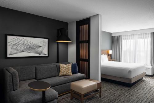 亚特兰大亚特兰大/科布商业街凯悦酒店的酒店客房设有一张沙发和一张床