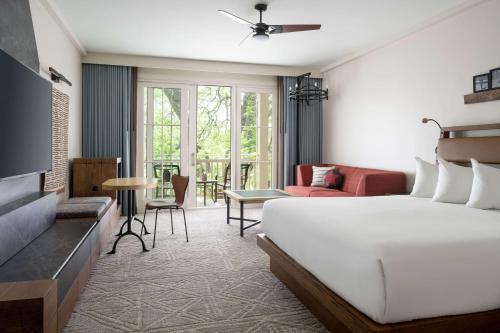Cedar Creek迷失松树凯悦度假酒店及Spa的一间卧室设有一张床和一间客厅。
