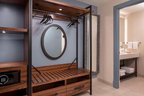 Cedar Creek迷失松树凯悦度假酒店及Spa的更衣室配有镜子和水槽