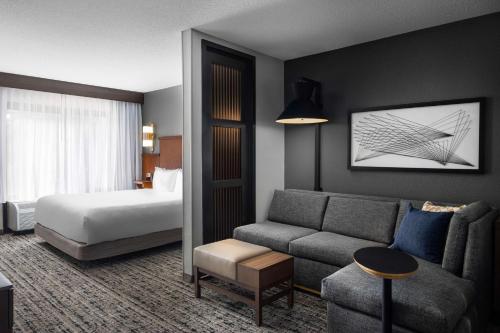 印第安纳波利斯印第安纳波利斯机场凯悦嘉轩酒店的酒店客房,配有床和沙发
