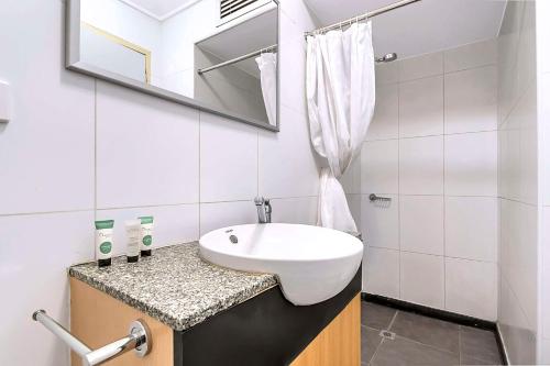 卡拉萨Econo Lodge Karratha的白色的浴室设有水槽和镜子