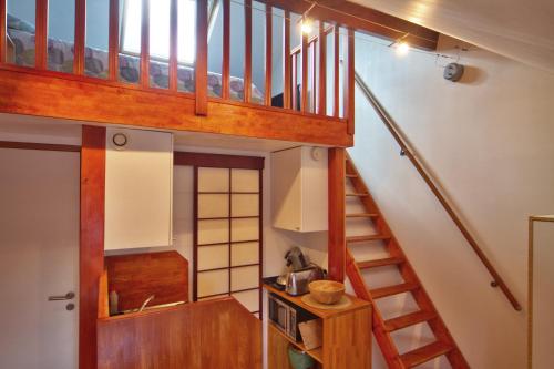 里尔里尔一室公寓 - 安特卫普街 的楼梯通往带房间的房间
