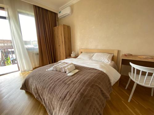 埃里温Kenut Hostel的一间卧室配有一张床,上面有两条毛巾